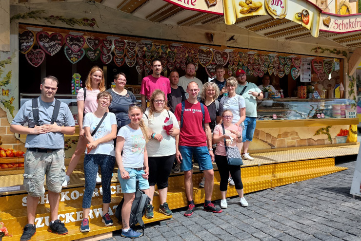 Auf dem Foto sind alle ALA-Beschäftigten gemeinsam mit den Arbeitsbegleitern zu sehen.